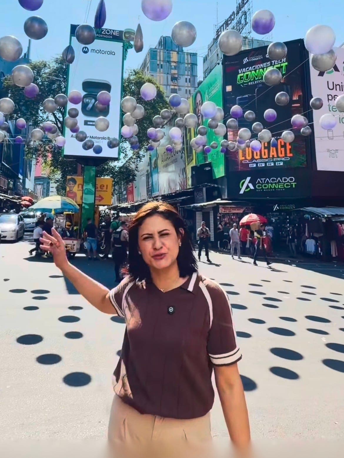 Dayane em uma rua comercial de Ciudad del Este, no Paraguai