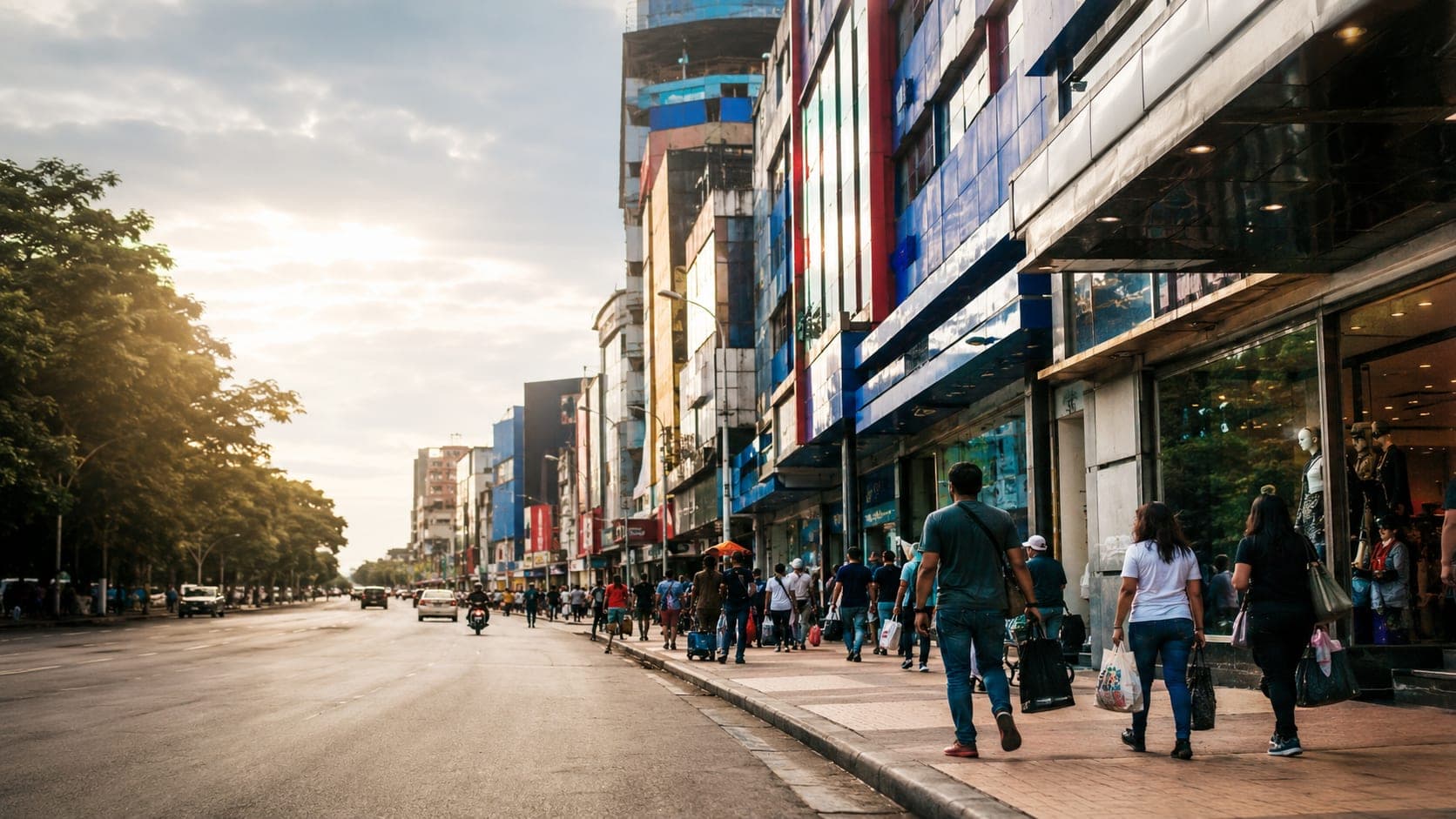Rua comercial movimentada em Ciudad del Este, Paraguai