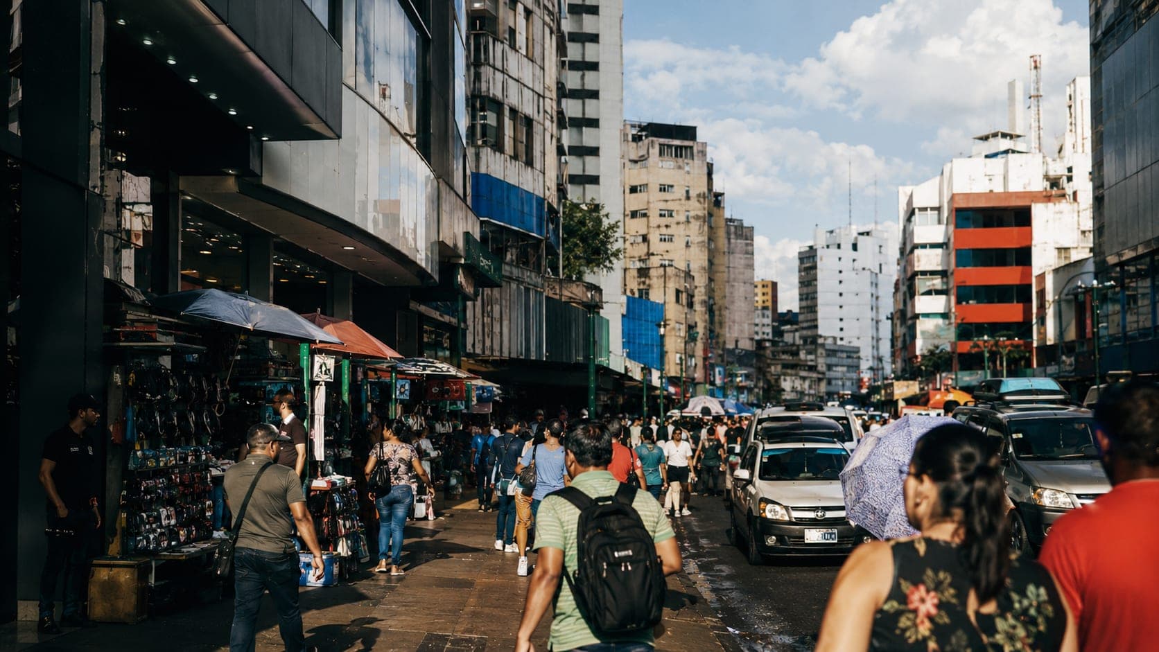 Rua de comércio popular em Ciudad del Este